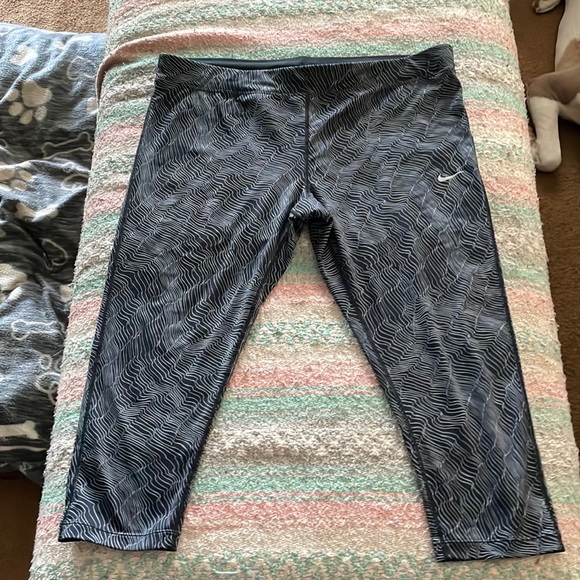 Womans capri length dri-fit Nike pants - Picture 1 of 1